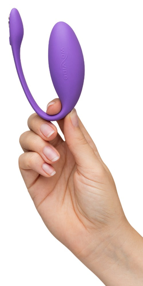 We-Vibe Jive Lite Vibro-Ei in Lila mit flexiblem Rückholband in einer Hand