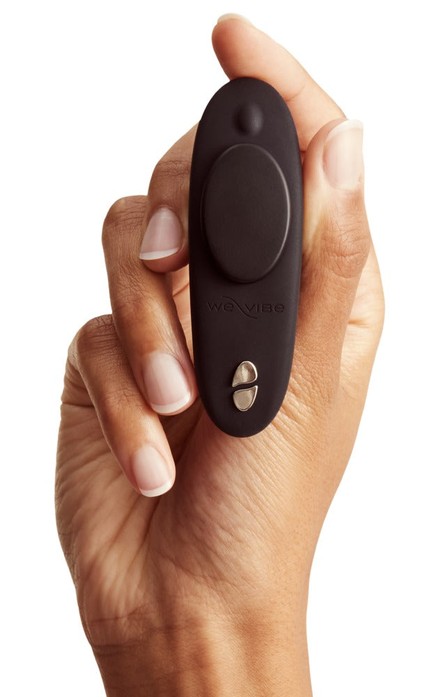 We-Vibe Moxie+ Panty-Vibrator in einer Hand zur Darstellung der Produktgröße