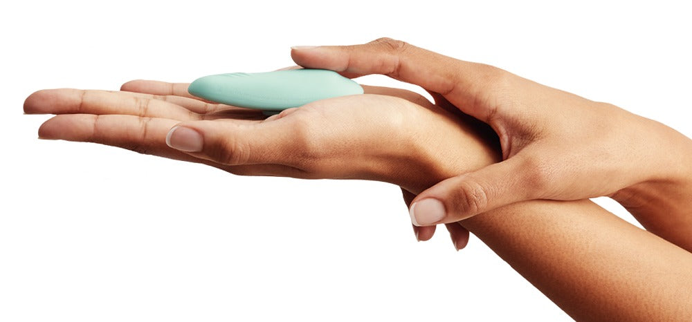 We-Vibe Moxie+ Panty-Vibrator in Türkis in einer Hand gehalten