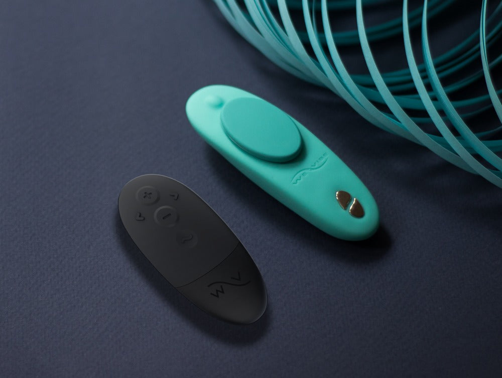 We-Vibe Moxie+ Panty-Vibrator in Türkis in stilisierter Produktdarstellung auf dunklem Hintergrund
