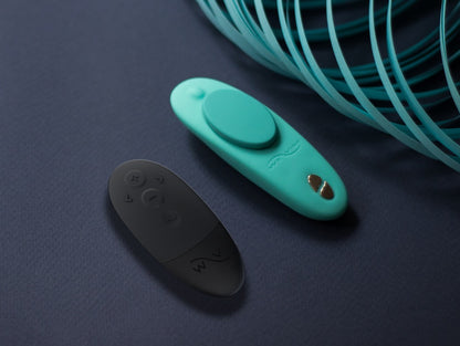 We-Vibe Moxie+ Panty-Vibrator in Türkis in stilisierter Produktdarstellung auf dunklem Hintergrund