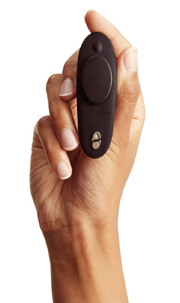 We-Vibe Moxie+ Panty-Vibrator in Schwarz in einer Hand gehalten