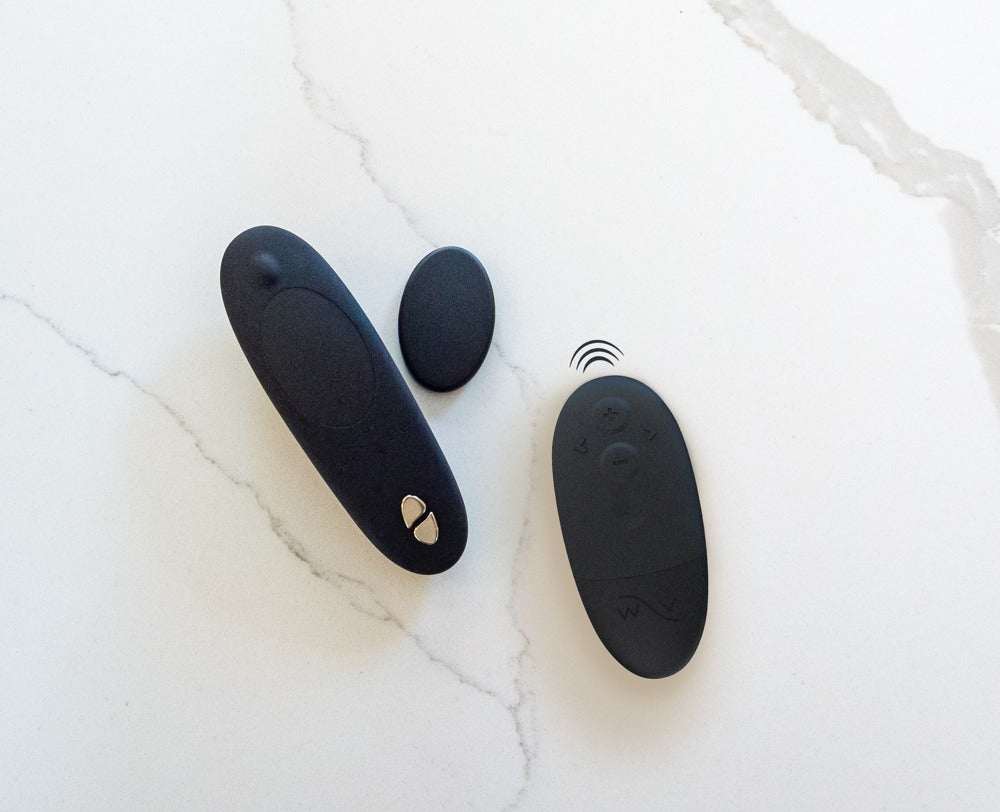 We-Vibe Moxie+ Panty-Vibrator in Schwarz mit Fernbedienung in stilisierter Produktdarstellung