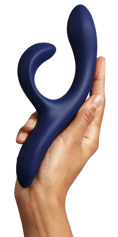 Blauer We-Vibe Nova 2 in einer Hand zur Darstellung der Produktgröße