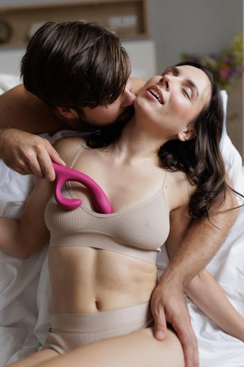 Nahaufnahme eines Paares mit dem We-Vibe Nova 2
