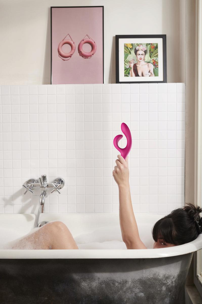 We-Vibe Nova 2 dekorativ in einer modernen Wohnumgebung