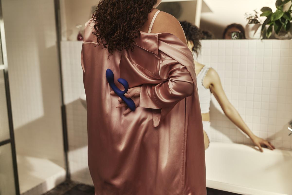 Paar mit dem We-Vibe Nova 2 in einer intimen Lifestyle-Situation