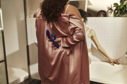 Paar mit dem We-Vibe Nova 2 in einer intimen Lifestyle-Situation
