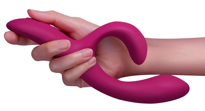 Pinker We-Vibe Nova 2 in einer Hand zur Darstellung der Produktgröße