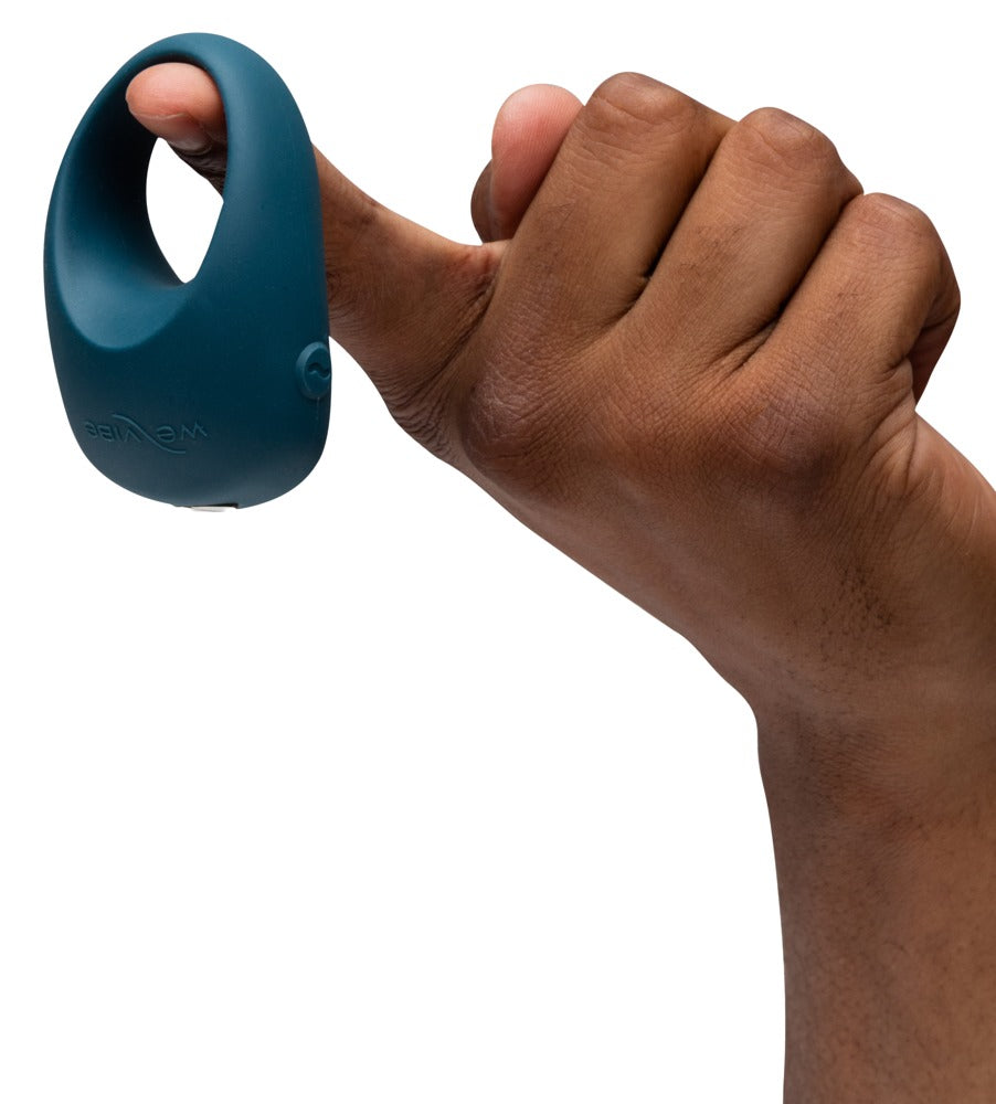 We-Vibe Pivot 2 Vibro-Penisring zur Größendarstellung über einem Finger