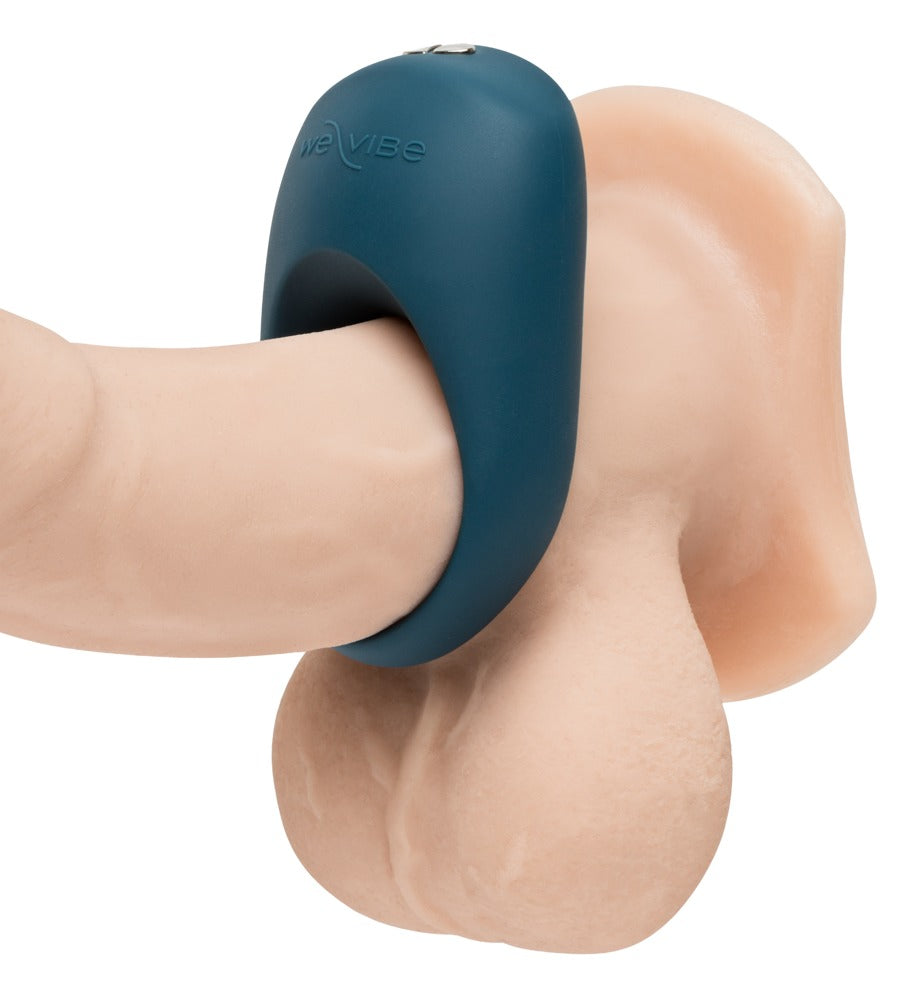 We-Vibe Pivot 2 Vibro-Penisring zur Veranschaulichung der flexiblen Passform an einem Arm