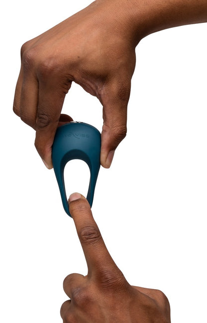 We-Vibe Pivot 2 Vibro-Penisring in der Hand zur Darstellung des flexiblen Materials