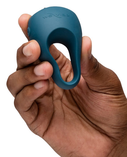 We-Vibe Pivot 2 Vibro-Penisring in einer weiteren Handansicht
