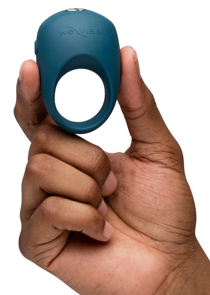 We-Vibe Pivot 2 Vibro-Penisring in einer Hand gehalten
