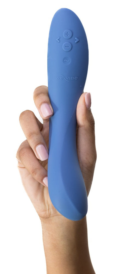 We-Vibe Rave 2 G-Punkt-Vibrator in Blau in einer Hand gehalten