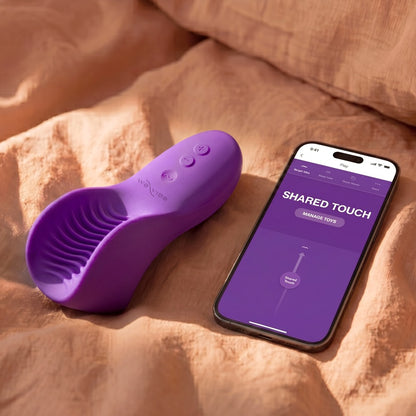 Lila We-Vibe Shared Touch neben Smartphone mit geöffneter We-Vibe App