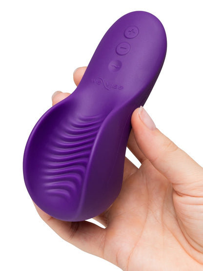 We-Vibe Shared Touch in Lila in einer Hand mit sichtbaren Bedienelementen am Toy