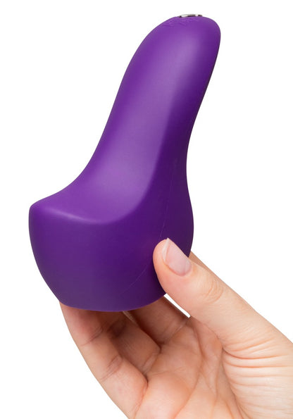We-Vibe Shared Touch in Lila in seitlicher Handansicht mit ergonomisch geschwungener Form