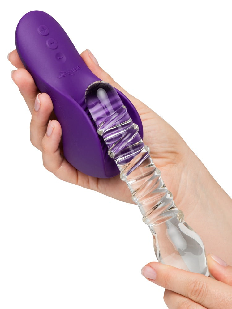 Lila We-Vibe Shared Touch unter fließendem Wasser zur Darstellung der wasserdichten Reinigung