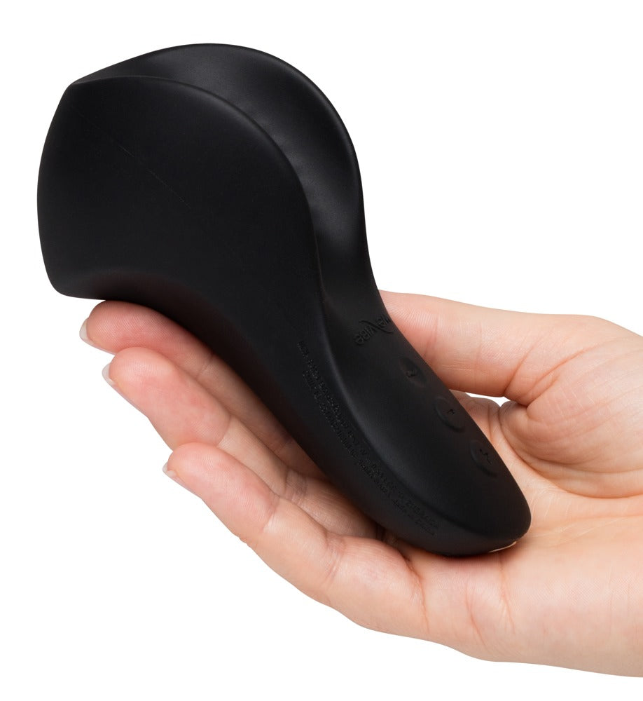 Schwarzer We-Vibe Shared Touch in der Hand zur Darstellung von Größe, Form und Handhabung