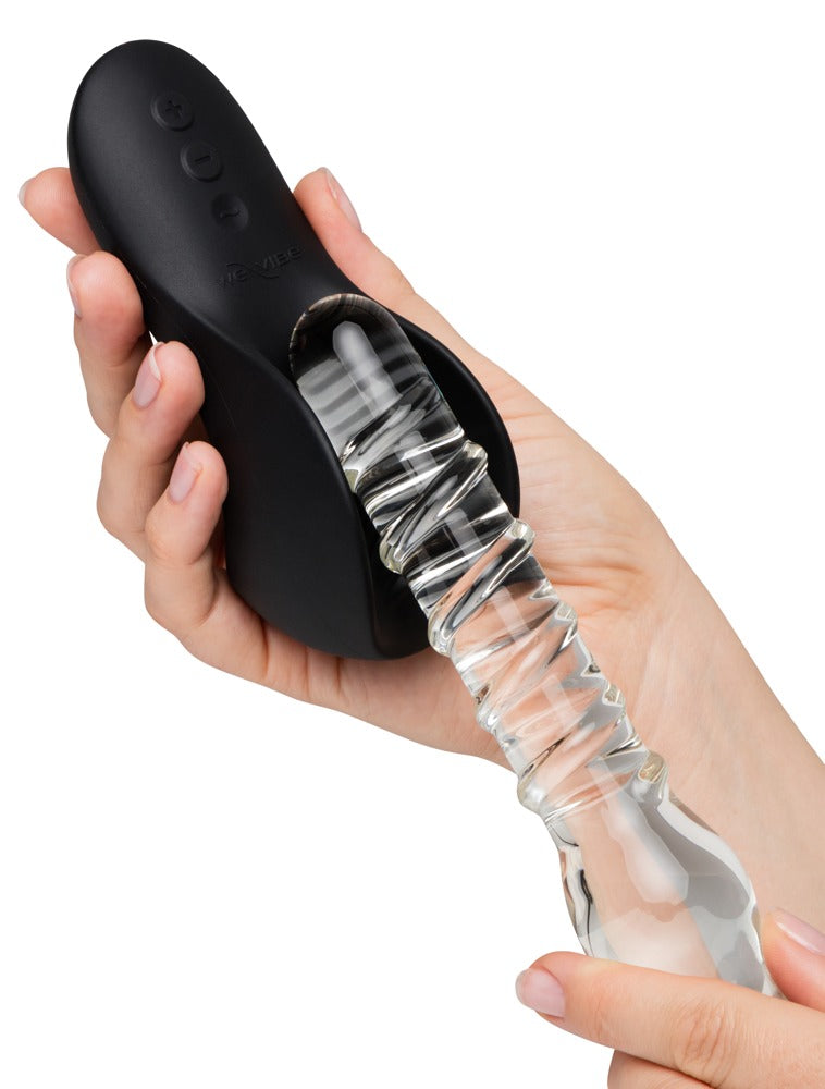 Schwarzer We-Vibe Shared Touch unter fließendem Wasser zur Darstellung der wasserdichten Reinigung