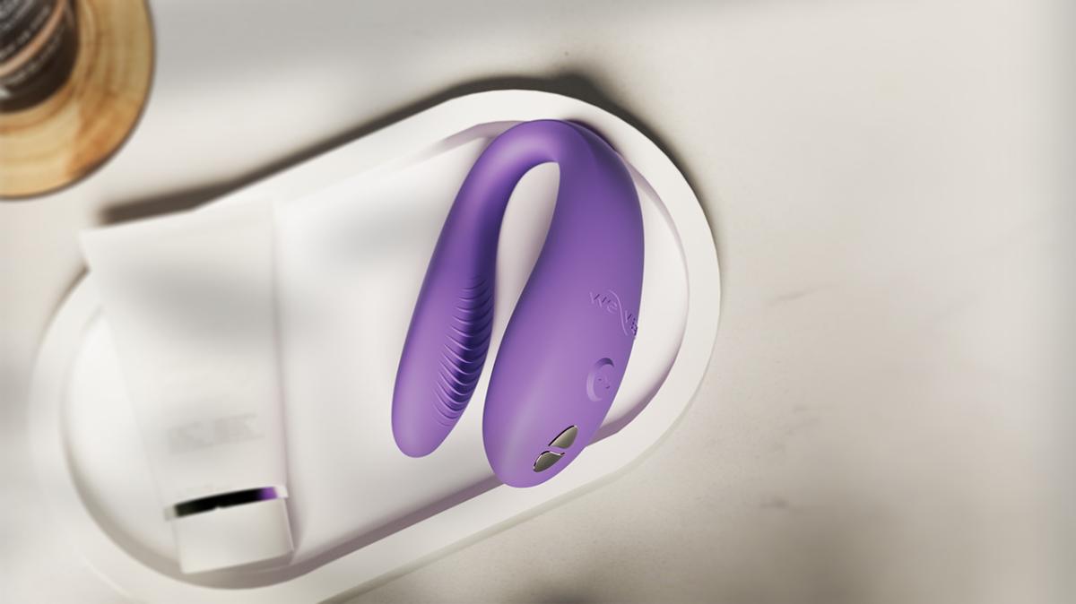 Lilafarbener We-Vibe Sync Go in einer Nahaufnahme auf heller Oberfläche
