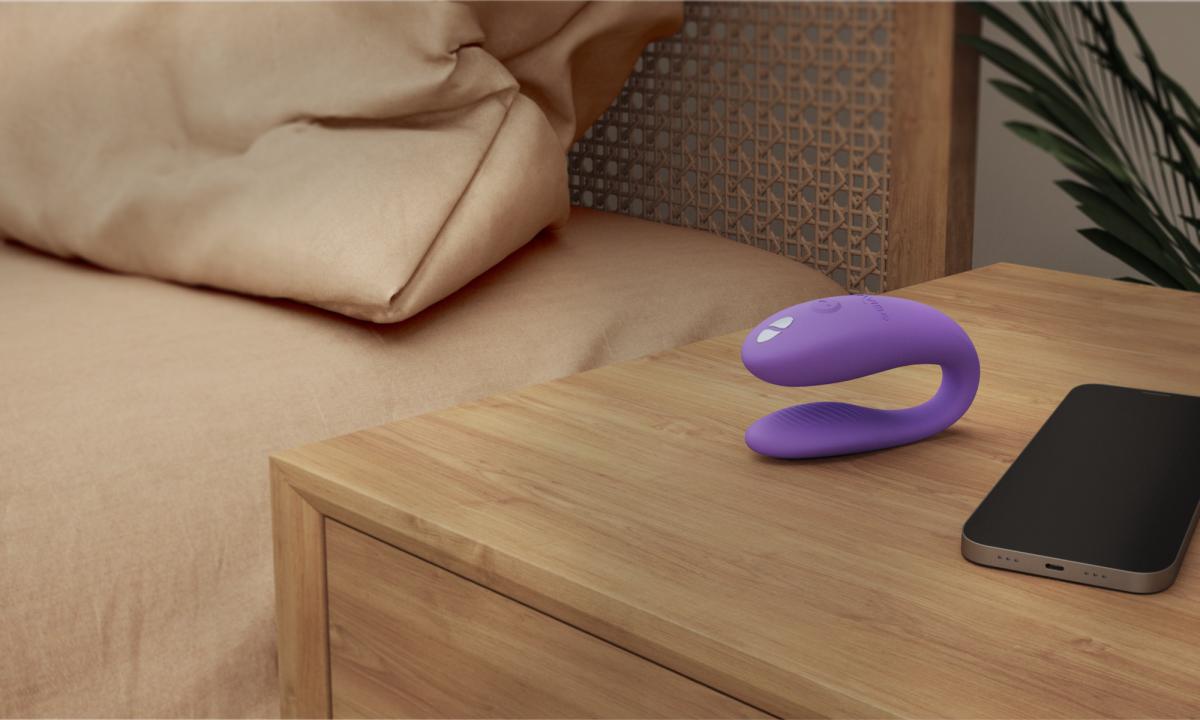 Lilafarbener We-Vibe Sync Go in einer modernen Lifestyle-Szene