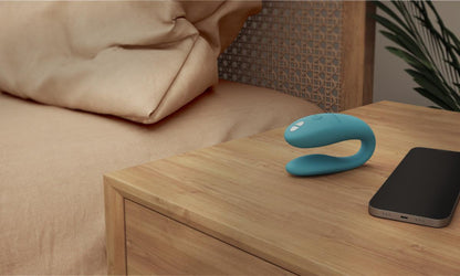 Türkiser We-Vibe Sync Go in einer stilvollen Schlafzimmer-Szene