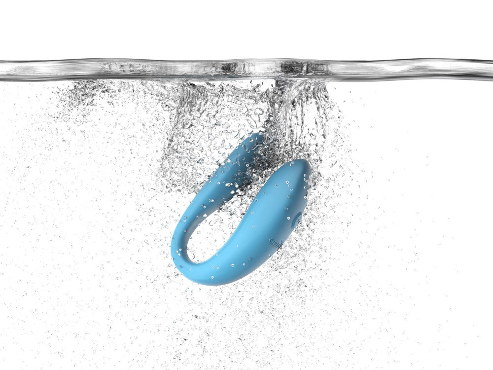 Türkiser We-Vibe Sync Go unter fließendem Wasser