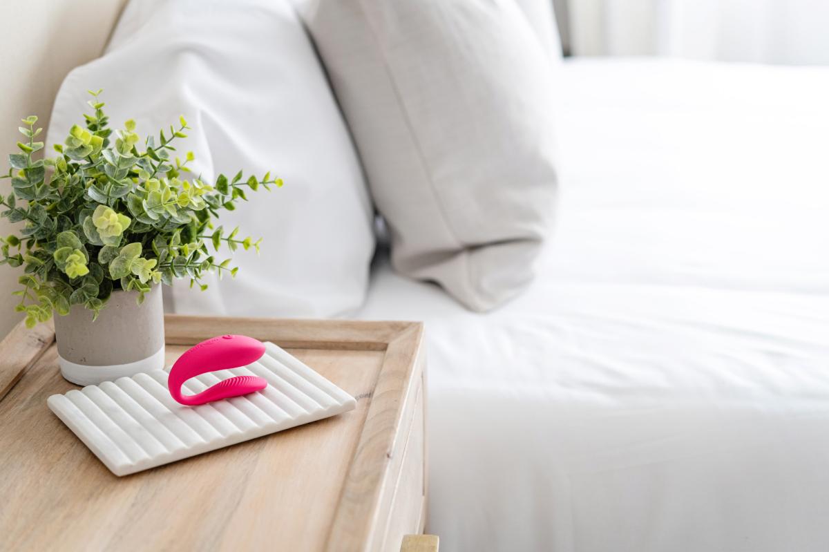 We-Vibe Sync Lite in einer modernen Wohnzimmer-Lifestyle-Szene