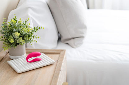 We-Vibe Sync Lite in einer modernen Wohnzimmer-Lifestyle-Szene