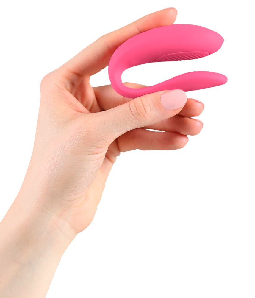 Pinker We-Vibe Sync Lite in einer Hand zur Darstellung der Produktgröße