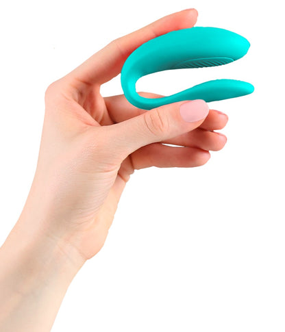 Türkiser We-Vibe Sync Lite in einer Hand zur Darstellung der Produktgröße
