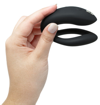 We-Vibe Sync O Premium Paarvibrator in der Hand