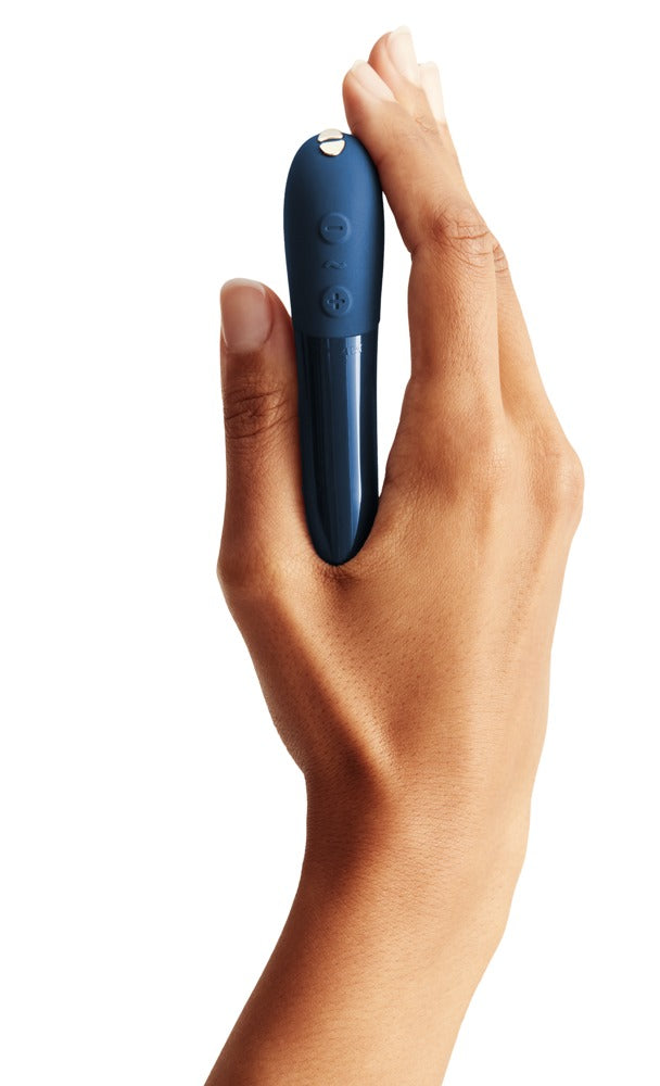 We-Vibe Tango X Bullet-Vibrator in Blau in einer Hand gehalten