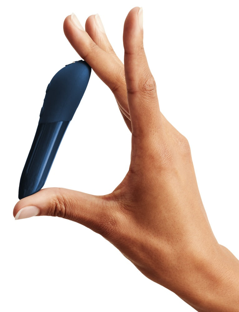 We-Vibe Tango X Bullet-Vibrator in Blau zur Darstellung der kompakten Größe zwischen den Fingern