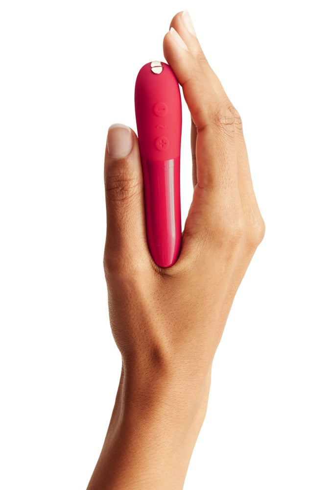 We-Vibe Tango X Bullet-Vibrator in Rot in einer Hand gehalten