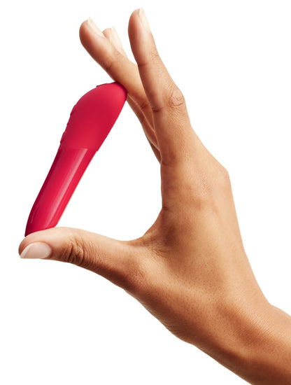 We-Vibe Tango X Bullet-Vibrator in Rot zur Darstellung der kompakten Größe zwischen den Fingern