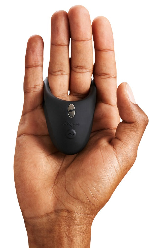 Kompakter schwarzer We-Vibe Bond Vibroring in einer Hand