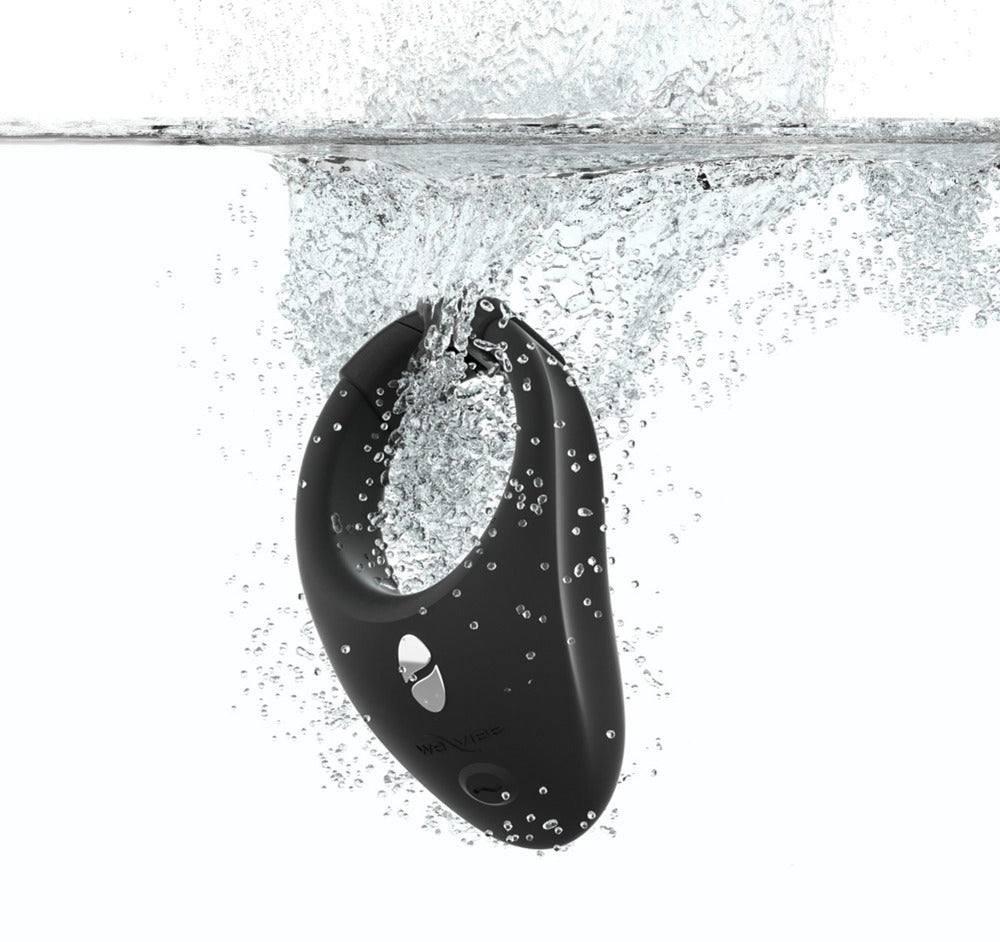 Schwarzer We-Vibe Bond Vibroring unter fließendem Wasser