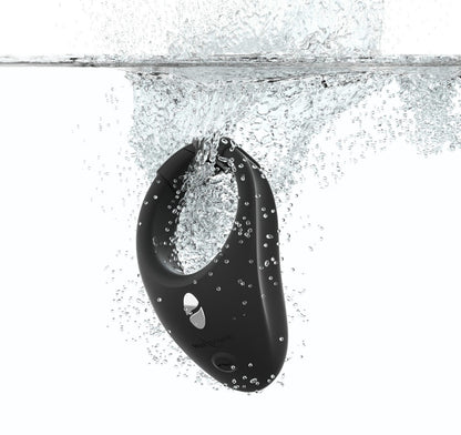 Schwarzer We-Vibe Bond Vibroring unter fließendem Wasser