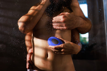 We-Vibe Temp Auflegevibrator in Blau während einer Anwendung in der Hand