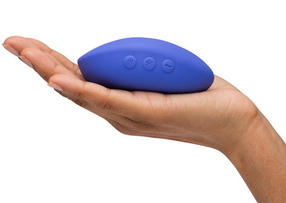 We-Vibe Temp Auflegevibrator in Blau auf einer Handfläche