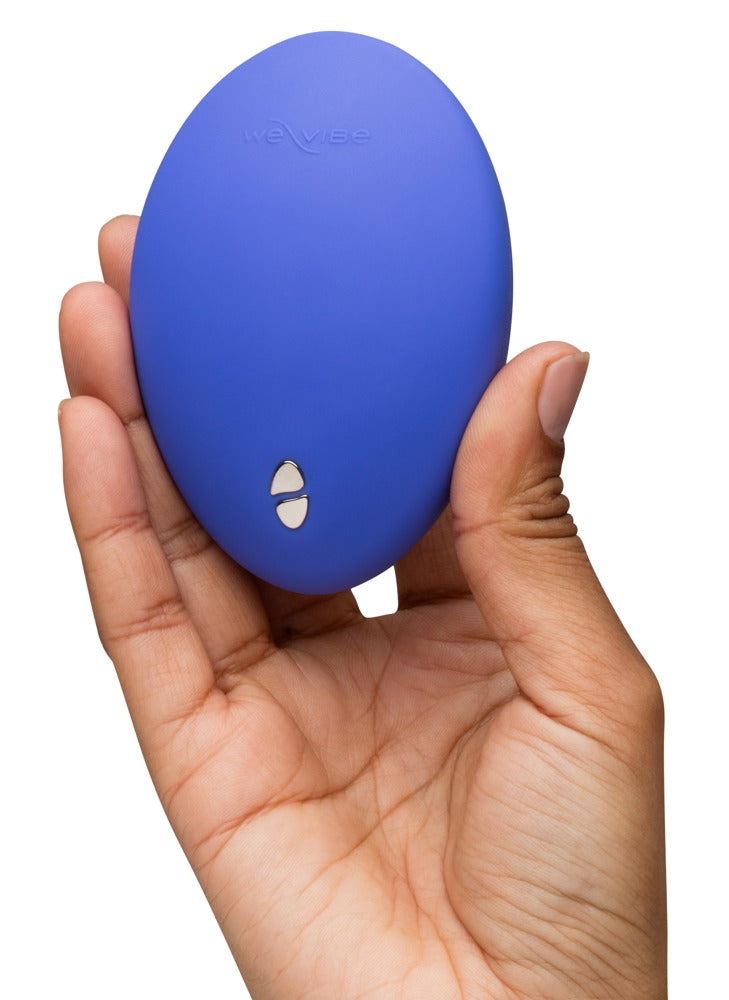 We-Vibe Temp Auflegevibrator in Blau zur Darstellung der kompakten Größe in einer Hand