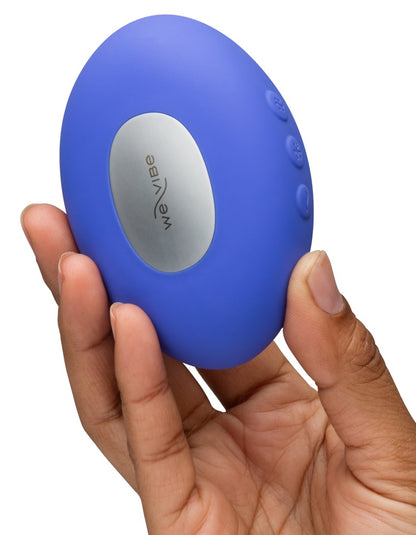 We-Vibe Temp Auflegevibrator in Blau in der Hand mit sichtbarer Wärme- und Kältefläche