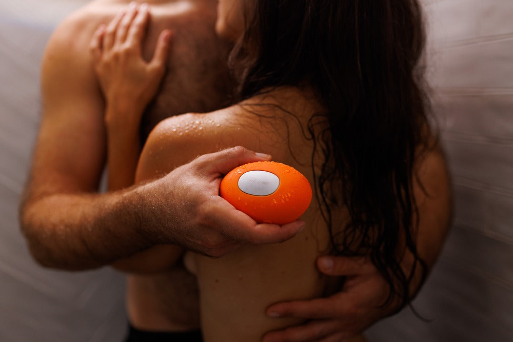 We-Vibe Temp Auflegevibrator in Orange in einer gemeinsamen Anwendungsszene