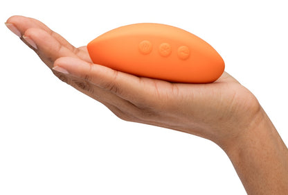 We-Vibe Temp Auflegevibrator in Orange auf einer Handfläche