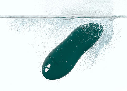 We-Vibe Touch X Auflegevibrator in Grün mit Wasserspritzern