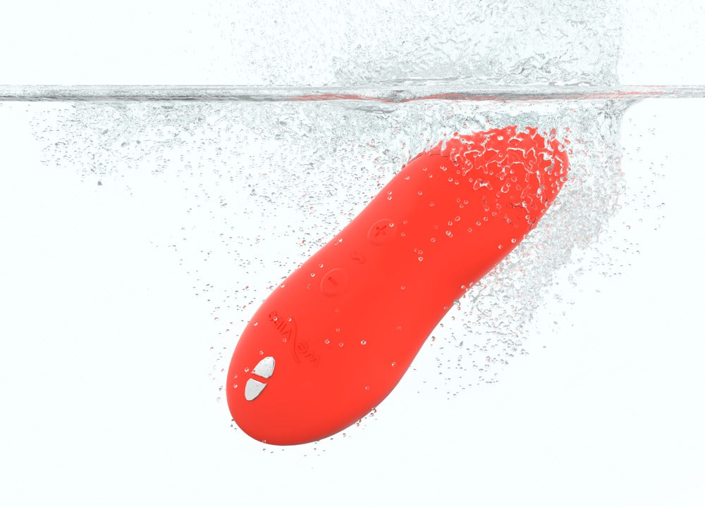 We-Vibe Touch X Auflegevibrator in Rot mit Wasserspritzern