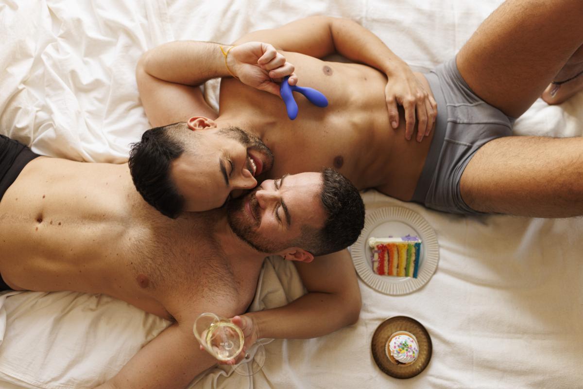 Lifestyleaufnahme eines Paares mit dem blauen We-Vibe Vector+